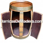 Mueble bar hecho con barricas de madera usadas