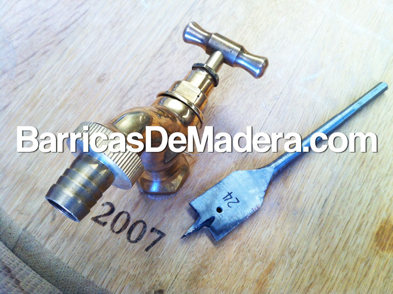 Colocación de grifo en barricas, depósito de agua de lluvia. Foto 7 del proceso.