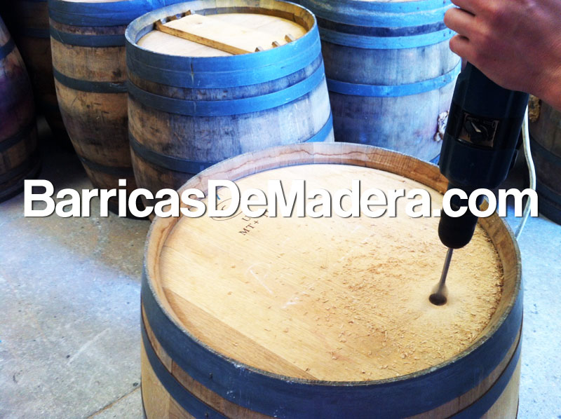 Colocación de grifo en barricas, depósito de agua de lluvia. Foto 3 del proceso.